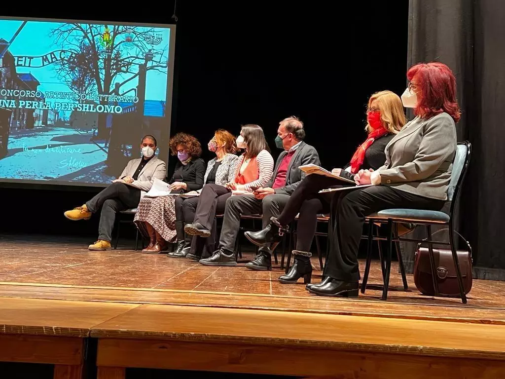 f7d56b14 dec2 483a 9489 fe868199fd5c